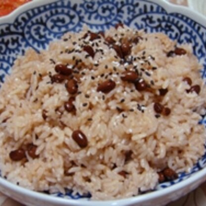 mimiさん♪夕食はお赤飯ですよ～♪スーパーで見つけた白米でも作れるお赤飯です♪お米に混ぜて炊くだけで美味しいお赤飯が出来ました♪主人も美味しいと好評*^_^*